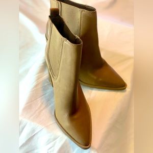 Vince Camuto ankle boots size 9